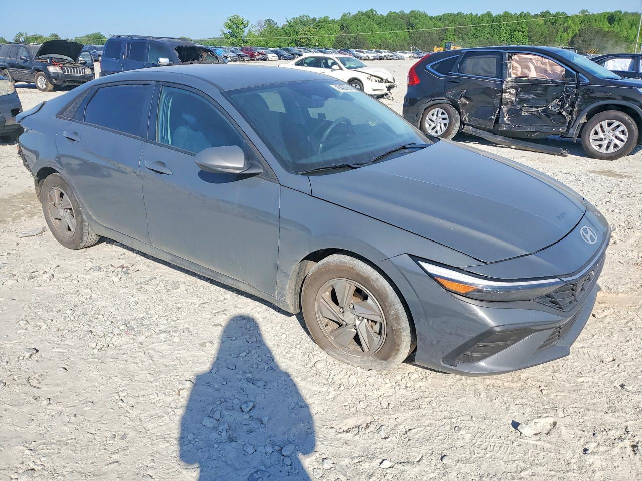 2025 Hyundai Elantra Se - Image 4
