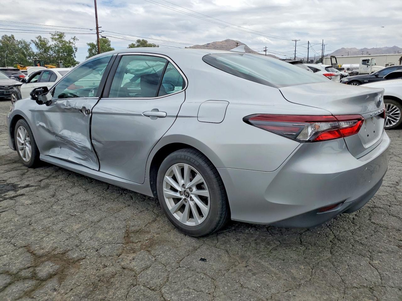 2021 Toyota Camry Le - Фото 2
