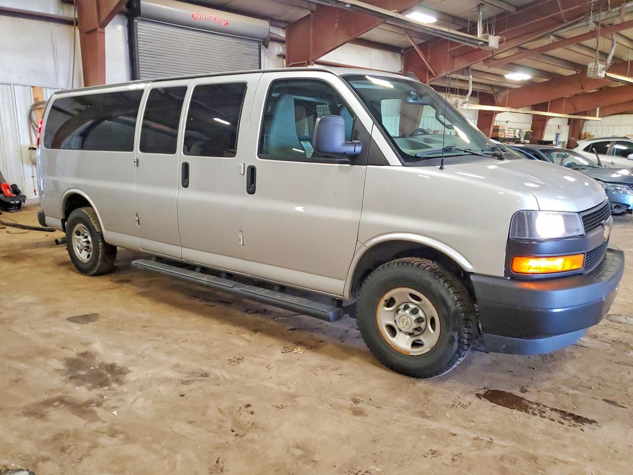 2021 Chevrolet Express G3500 Ls 6.6L V-8 Passenger - Фото 4