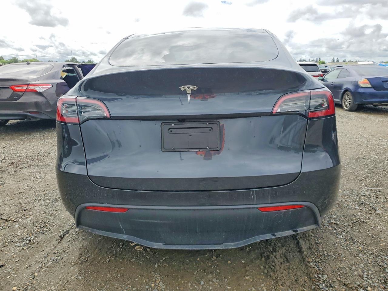 2025 Tesla Model Y - Фото 6