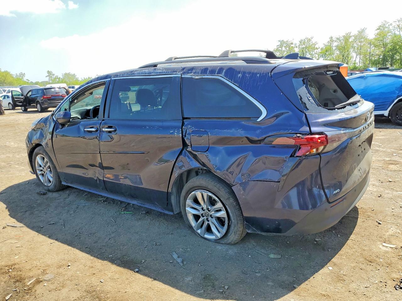 2024 Toyota Sienna Xle 7-Passenger - Image 2