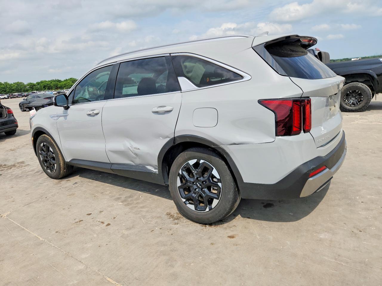 2025 Kia Sorento S - Image 2