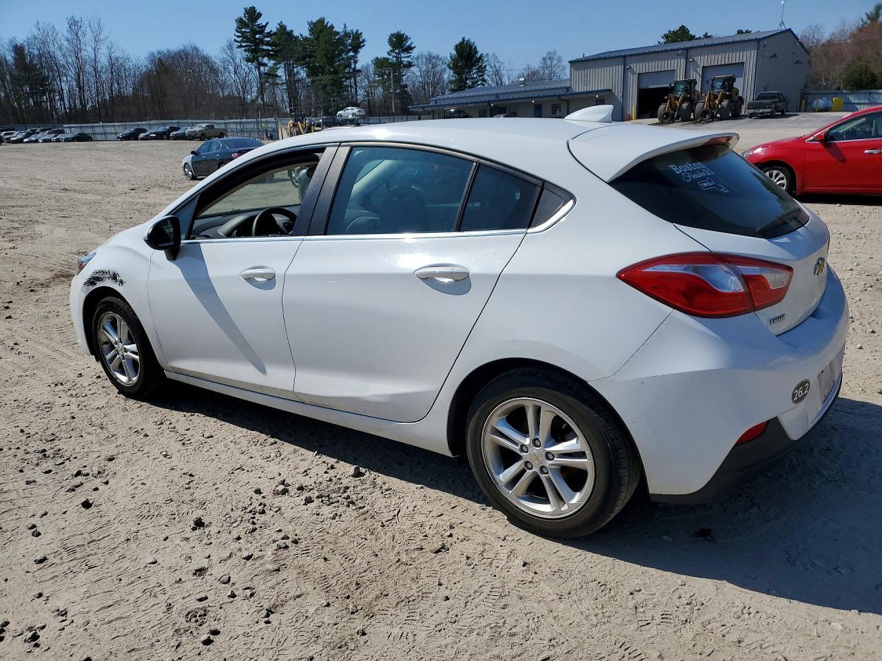 2017 Chevrolet Cruze Lt - Image 2