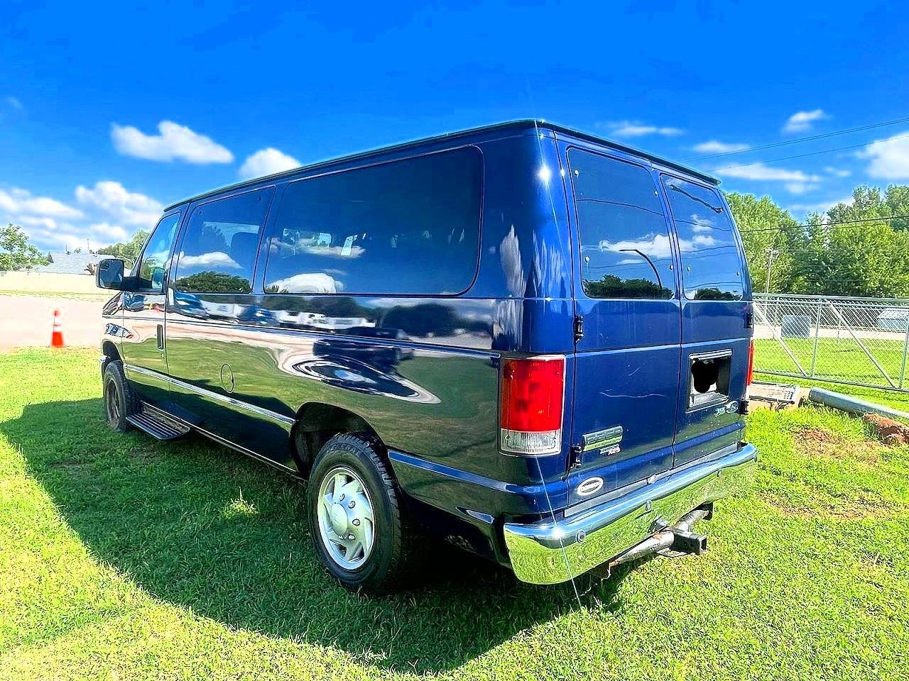2011 Ford Econoline E350 Super Duty Wagon - Фото 3