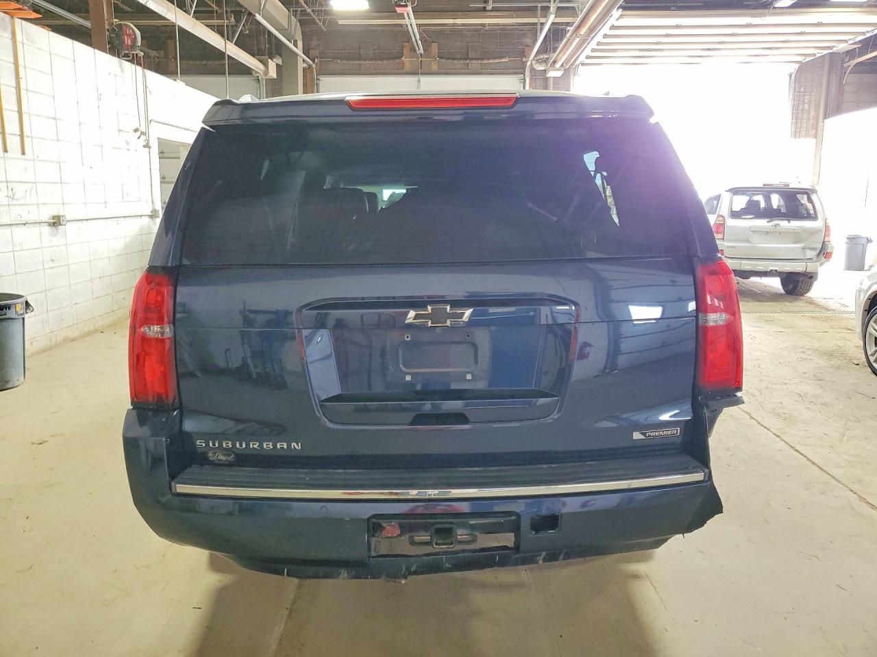 2017 Chevrolet Suburban C1500 Premier - Image 6