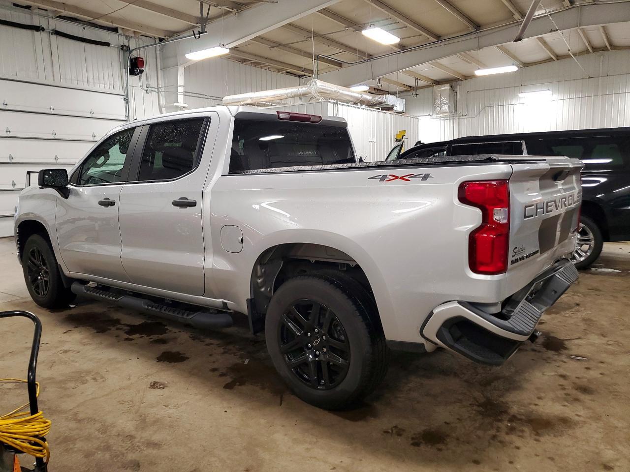 2021 Chevrolet Silverado K1500 Custom - Фото 2