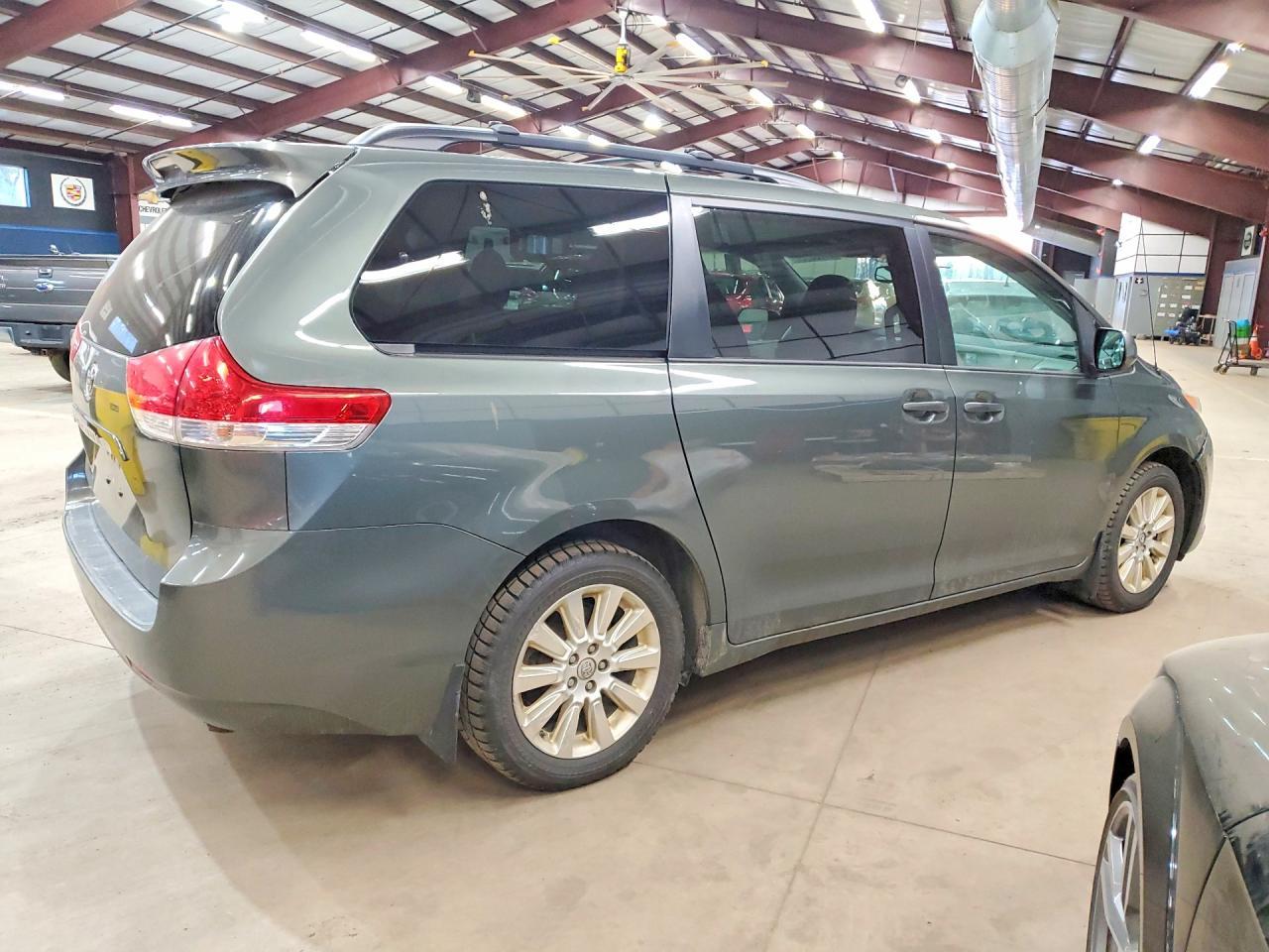 2014 Toyota Sienna Le - Image 3