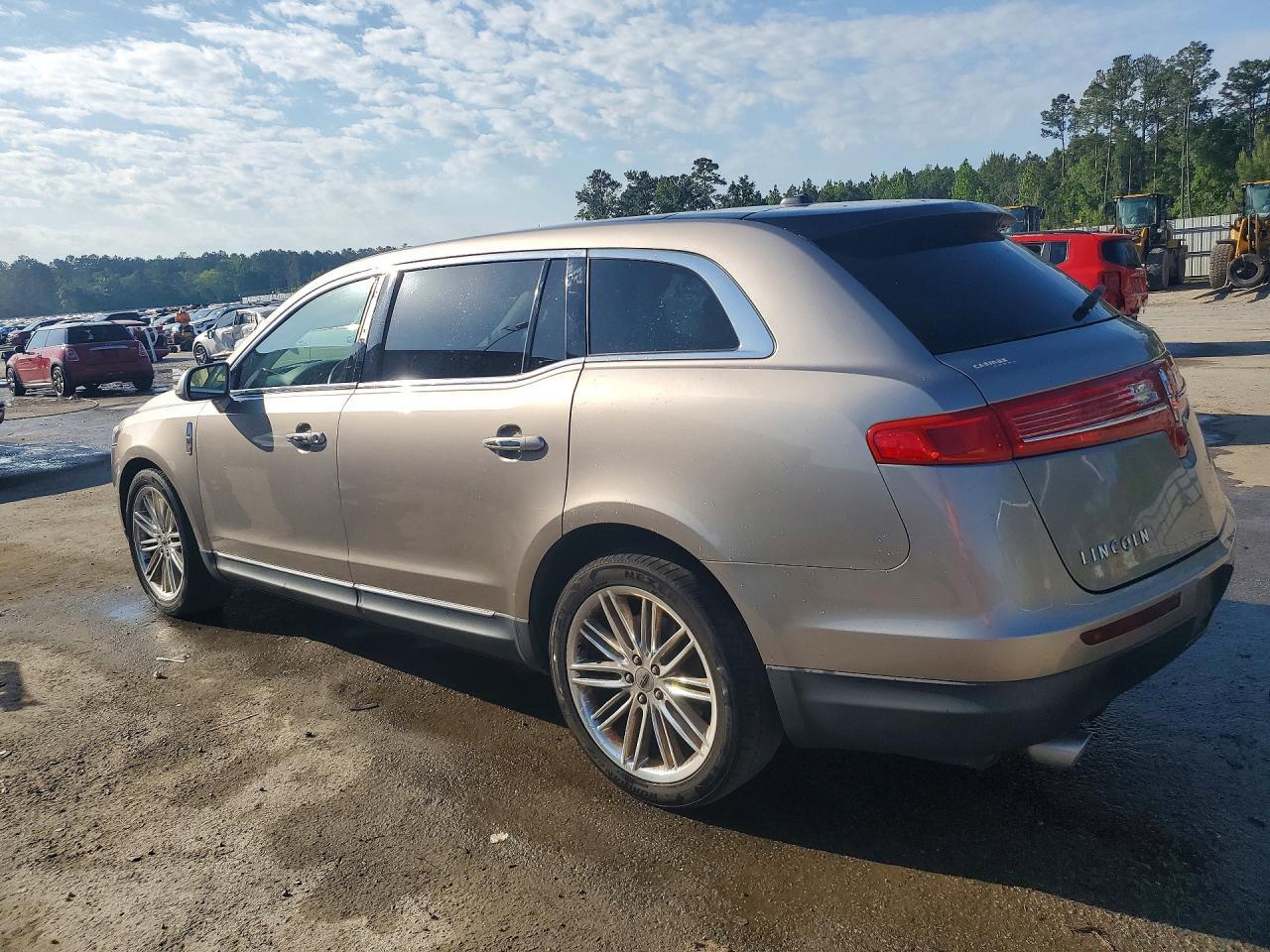 2019 Lincoln Mkt - Image 2