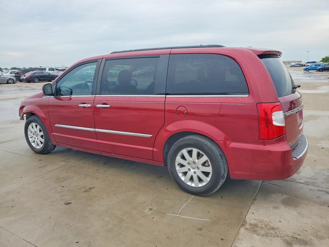 2016 Chrysler Town & Country Touring - Фото 2