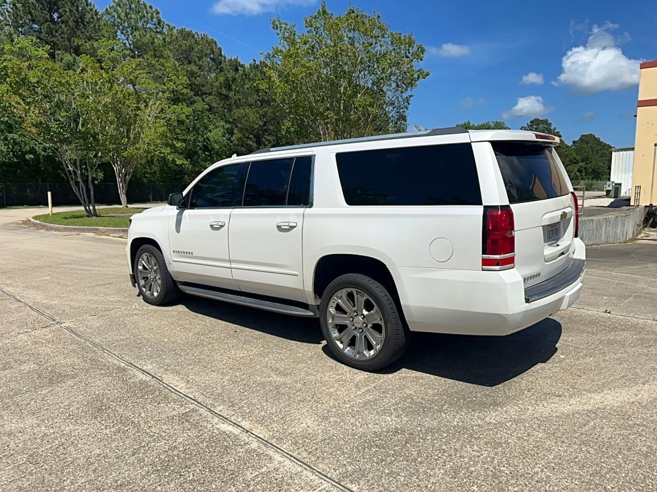 2017 Chevrolet Suburban C1500 Premier - Image 3