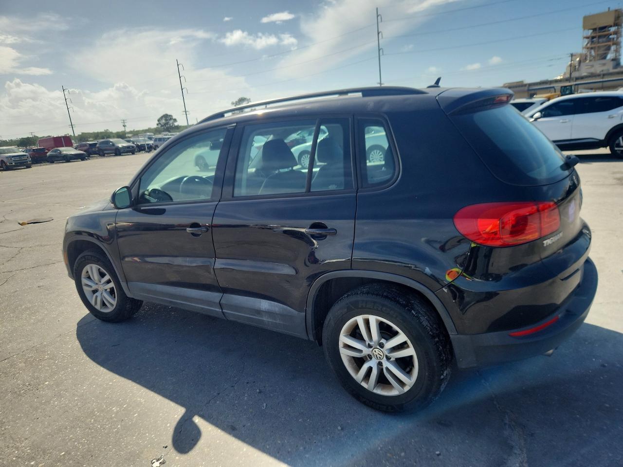 2016 Volkswagen Tiguan S - Фото 2