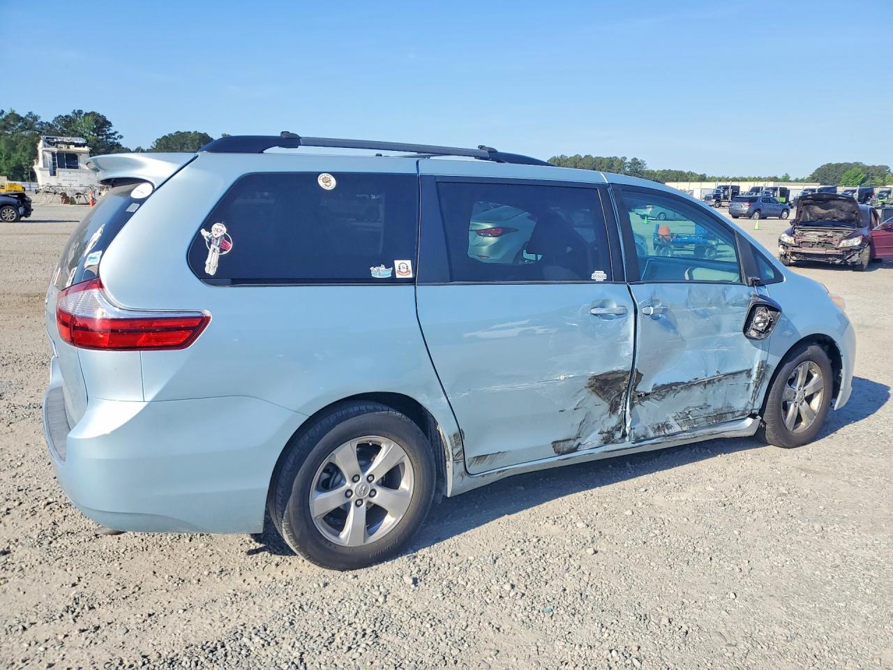 2016 Toyota Sienna Le 8-Passenger - Фото 3