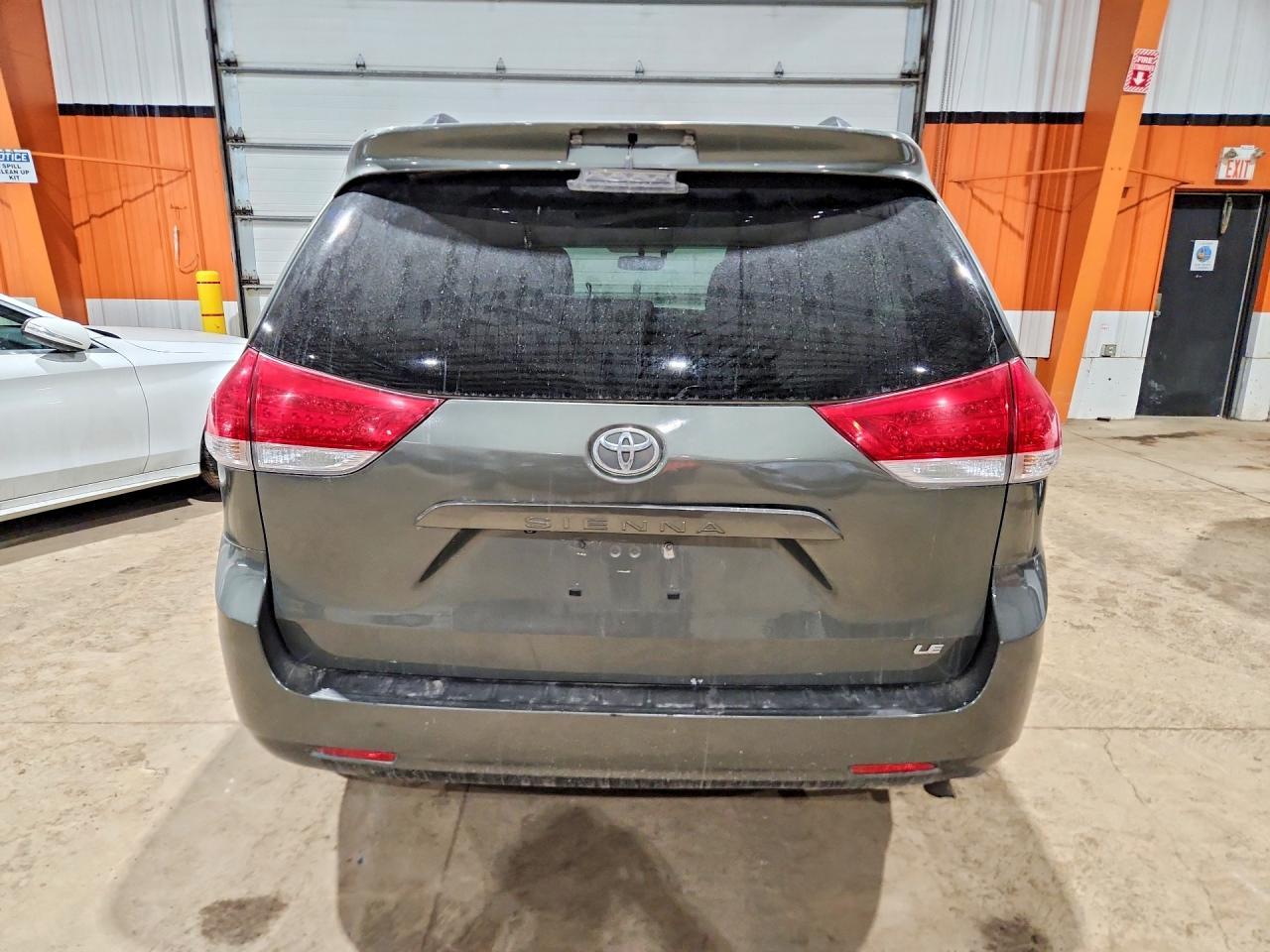 2013 Toyota Sienna Le 8-Passenger - Фото 6