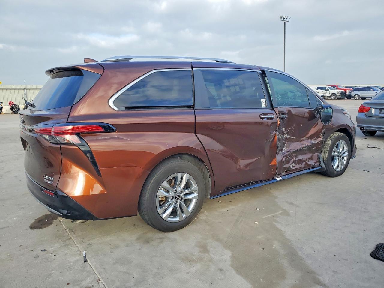 2022 Toyota Sienna Limited 7-Passenger - Фото 3