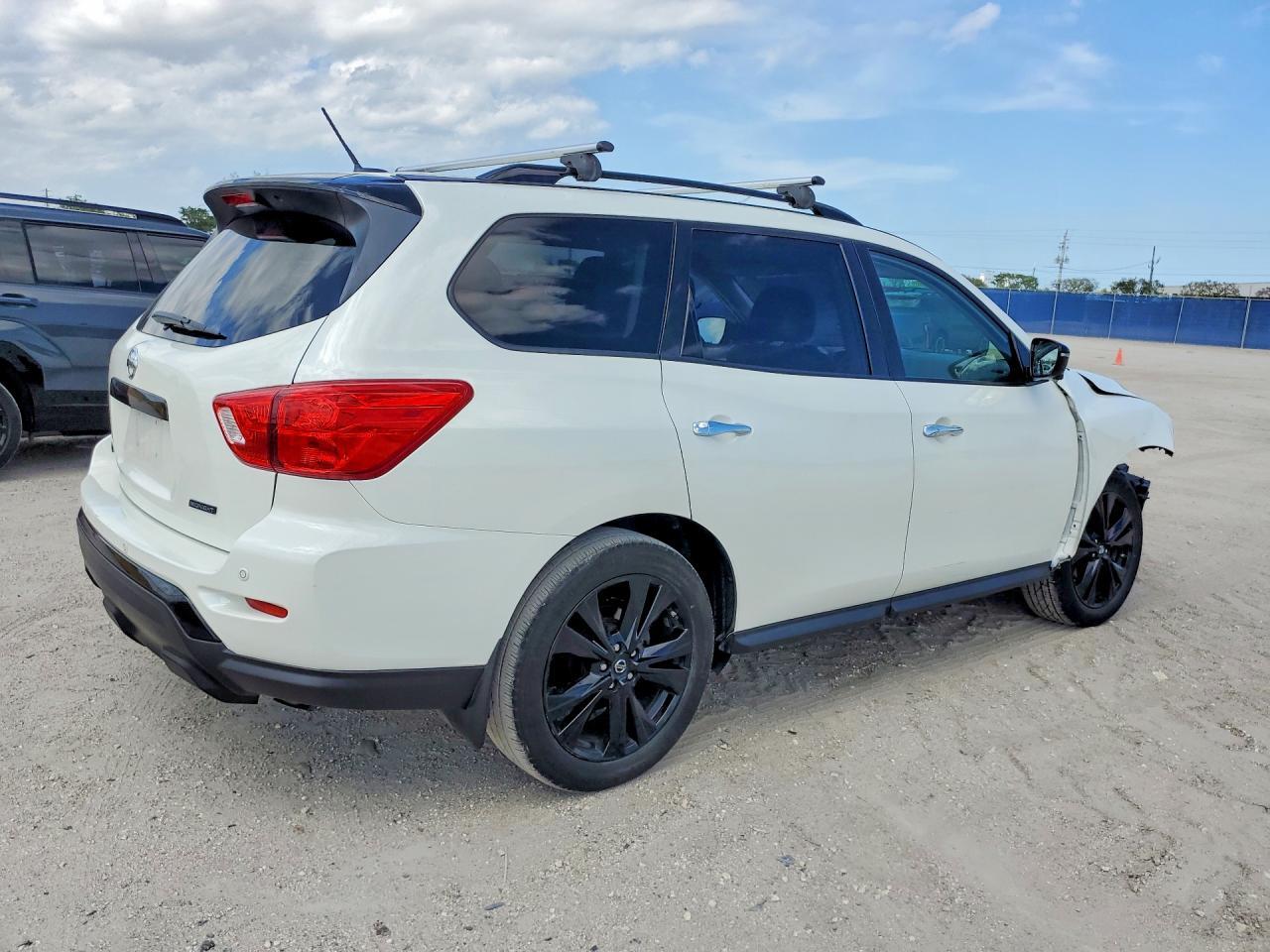 2018 Nissan Pathfinder Sl - Image 3