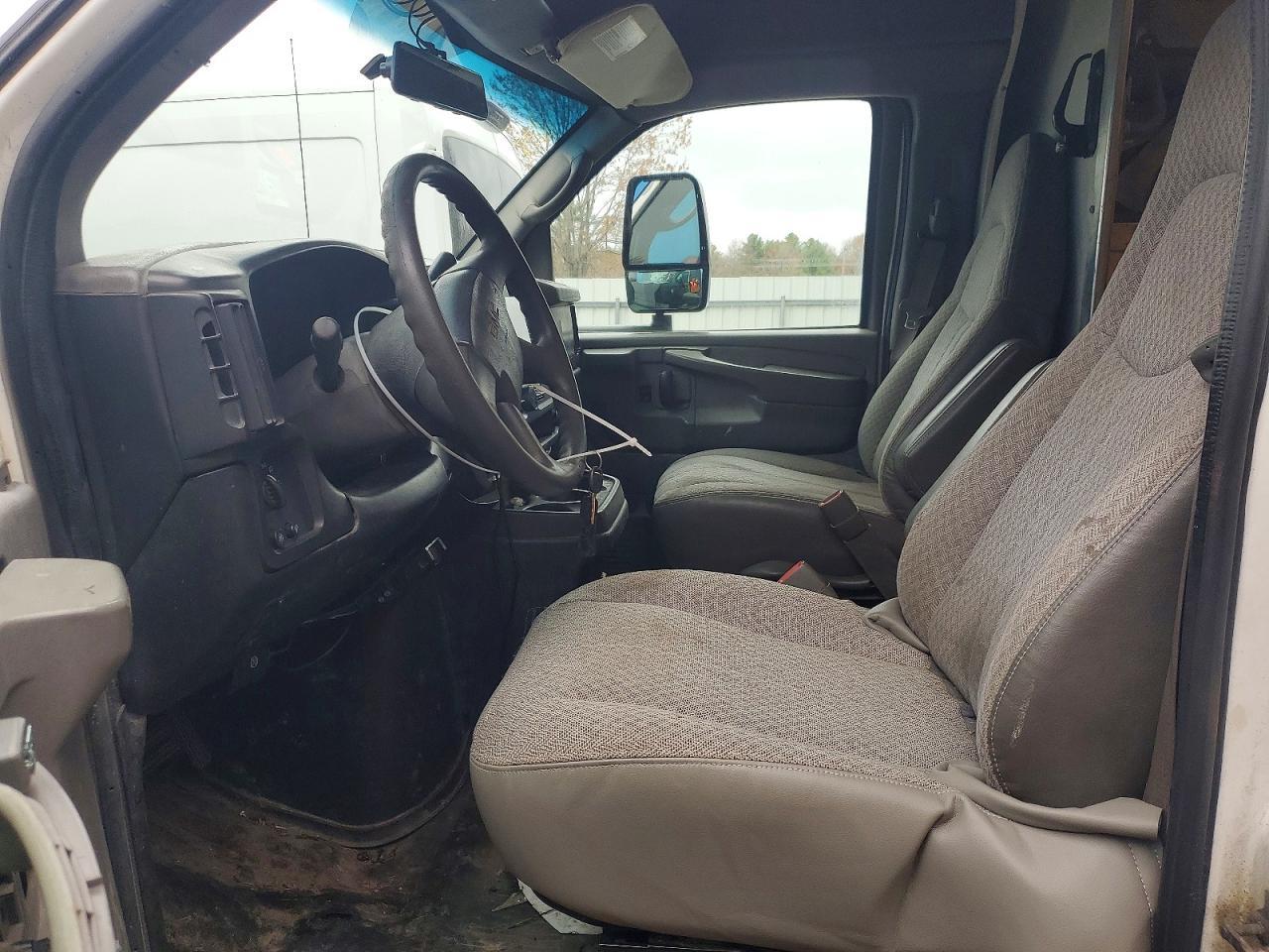 2004 GMC Savana Cutaway G3500 - Image 7