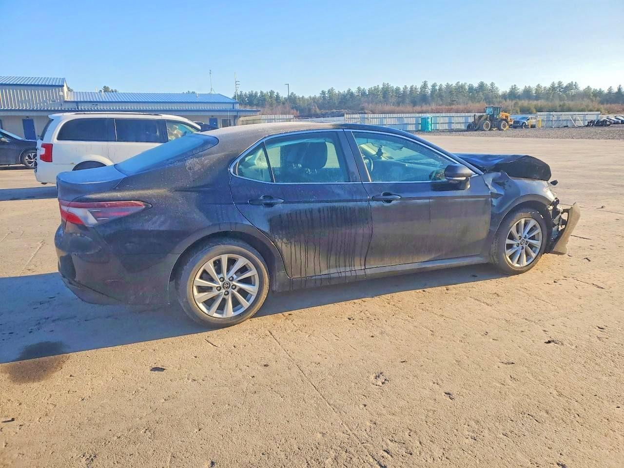 2021 Toyota Camry Le - Фото 3