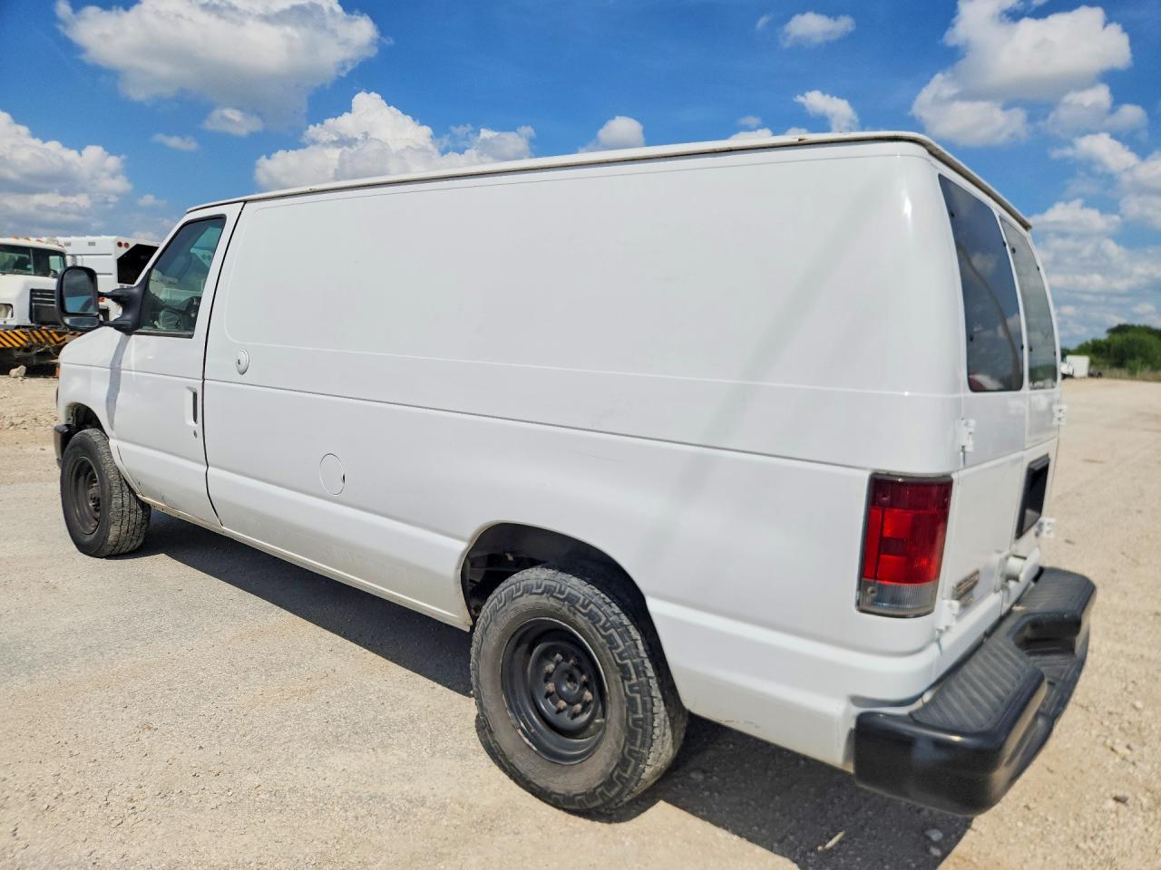 2011 Ford Econoline E250 Van - Фото 2