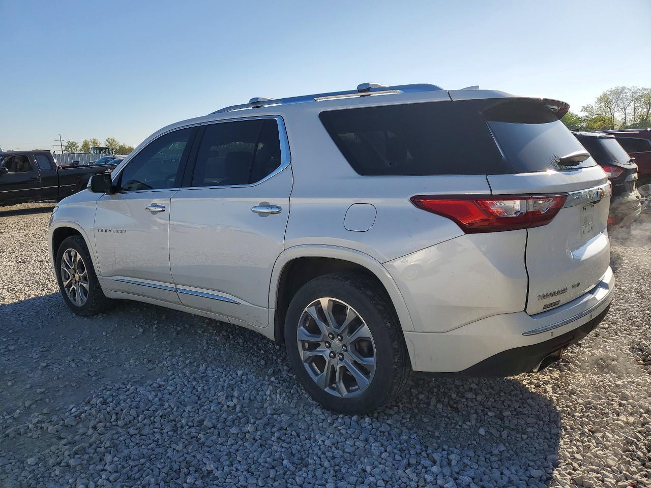 2018 Chevrolet Traverse Premier - Фото 2