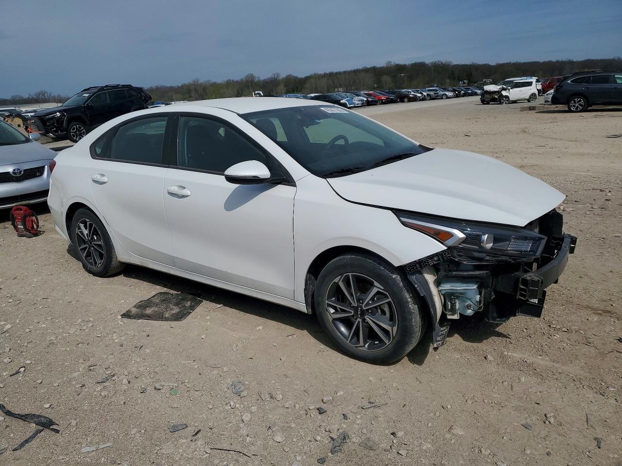 2023 Kia Forte Lxs - Image 4