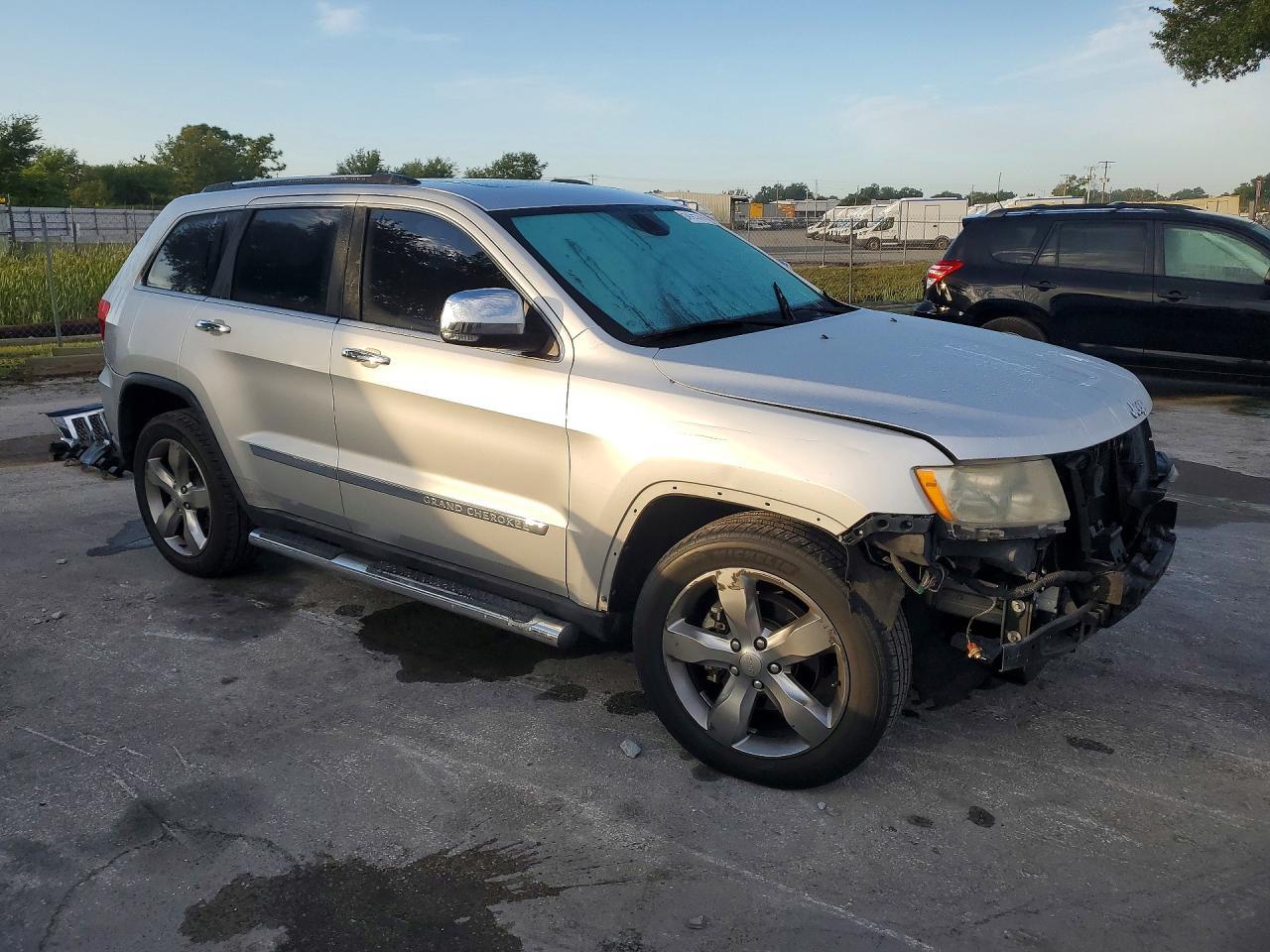 2011 Jeep Grand Cherokee Overland - Image 4