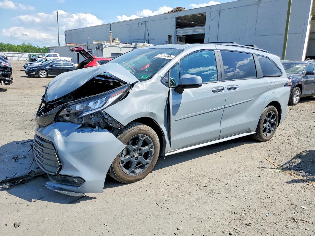 2025 Toyota Sienna Woodland Edition