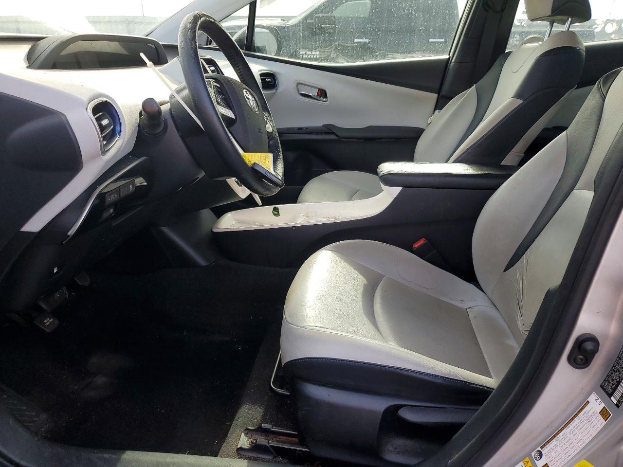 2016 Toyota Prius Three Touring - Image 7