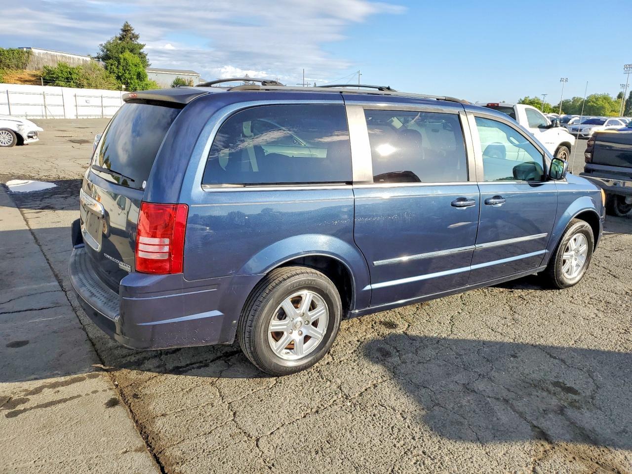 2009 Chrysler Town & Country Touring - Image 3