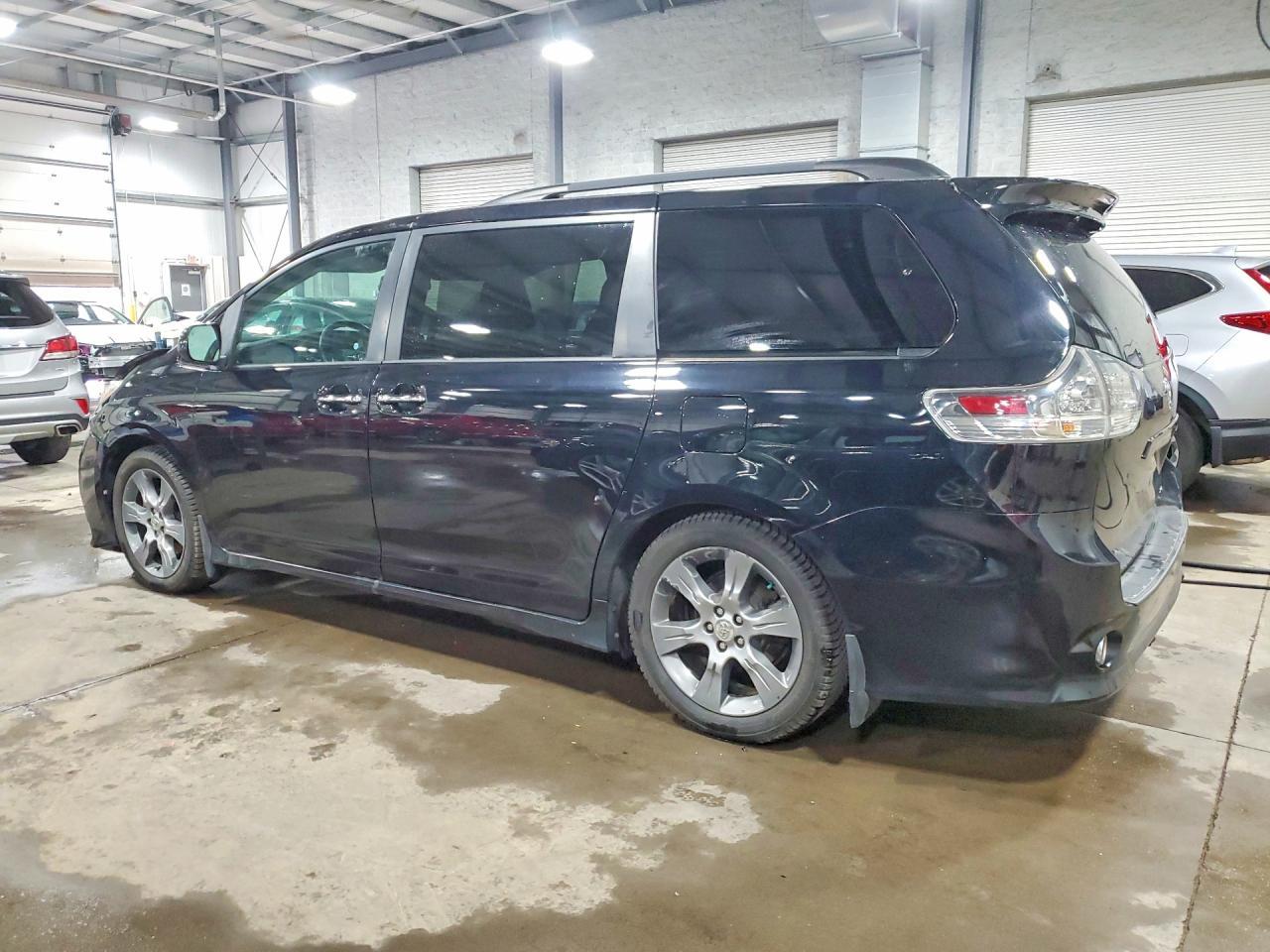 2015 Toyota Sienna Sport - Фото 2