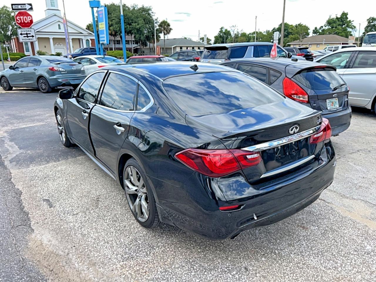 2018 Infiniti Q70L 3.7 Luxe - Image 3