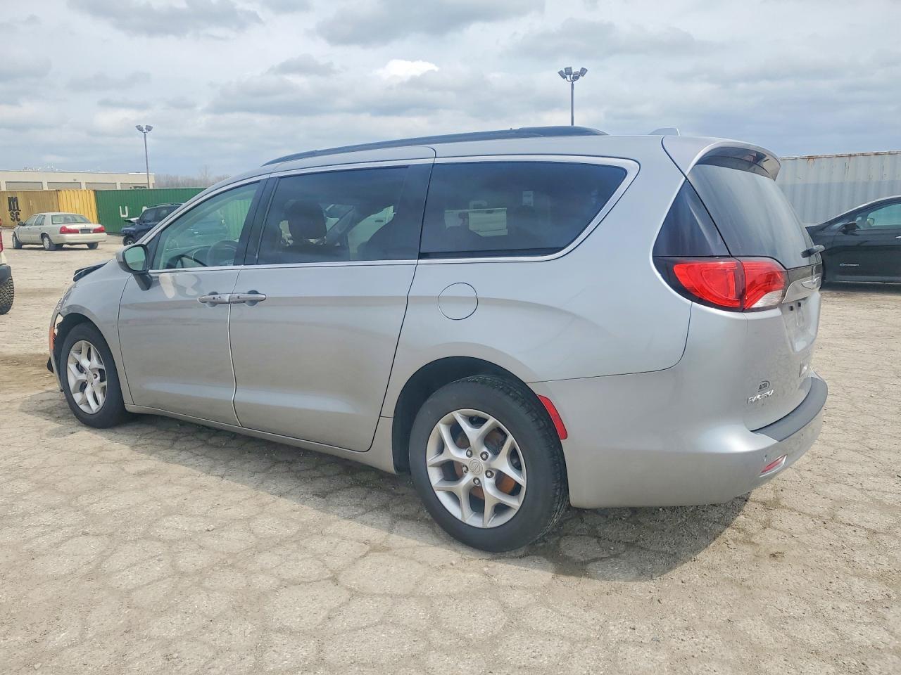 2018 Chrysler Pacifica - Image 2