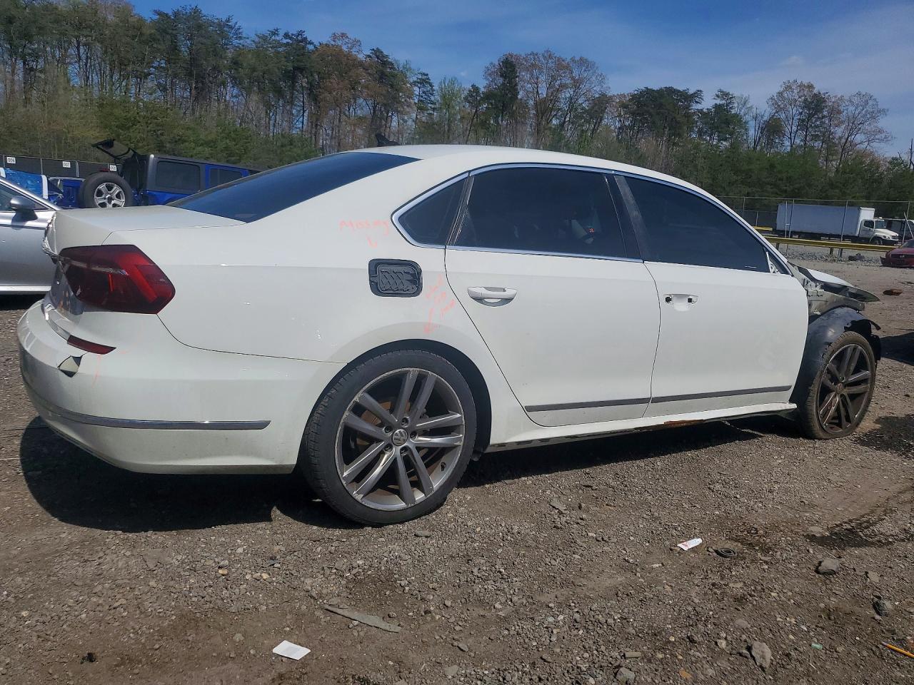 2017 Volkswagen Passat R-Line - Image 3