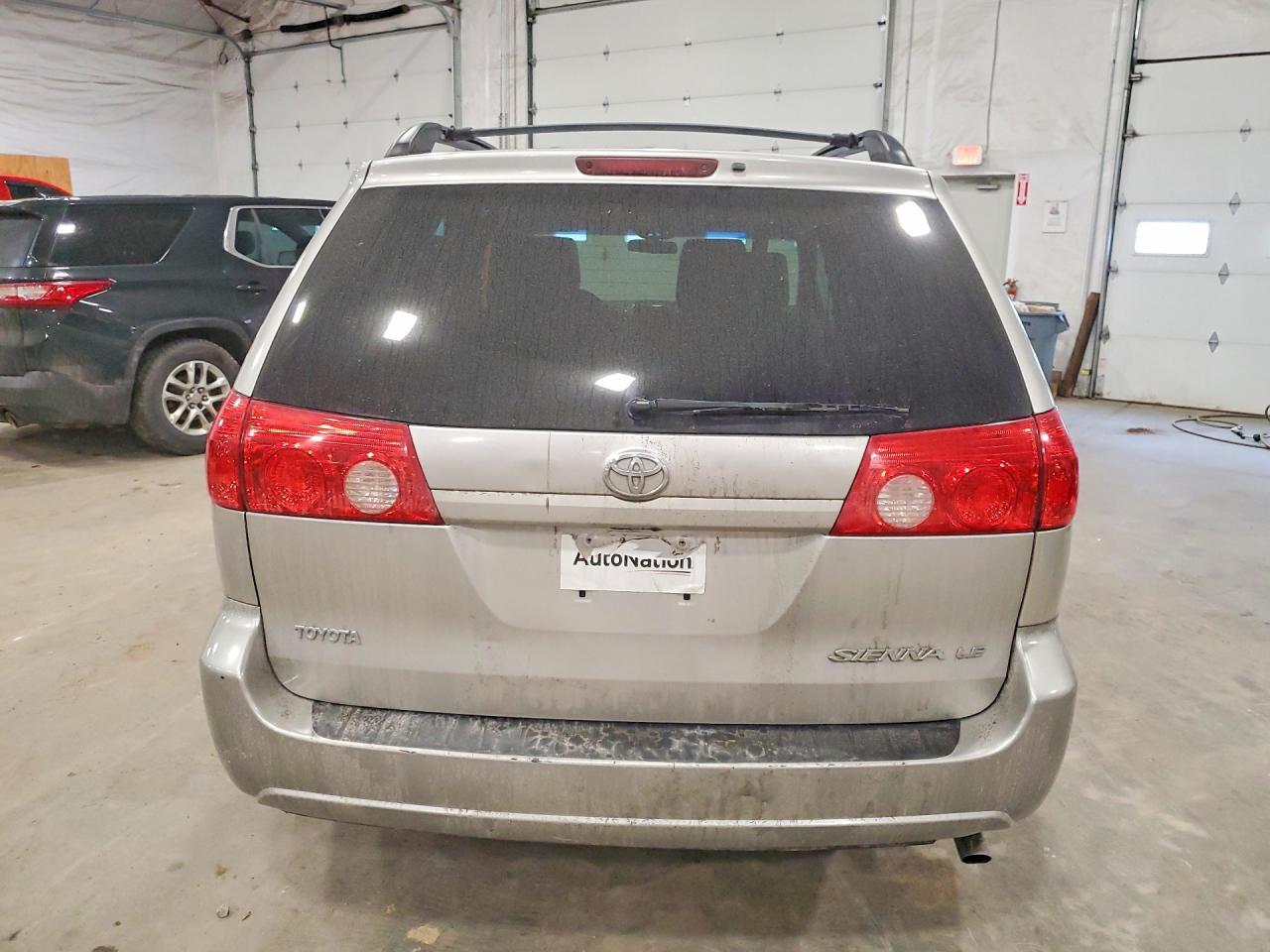 2010 Toyota Sienna Le 7-Passenger - Image 6