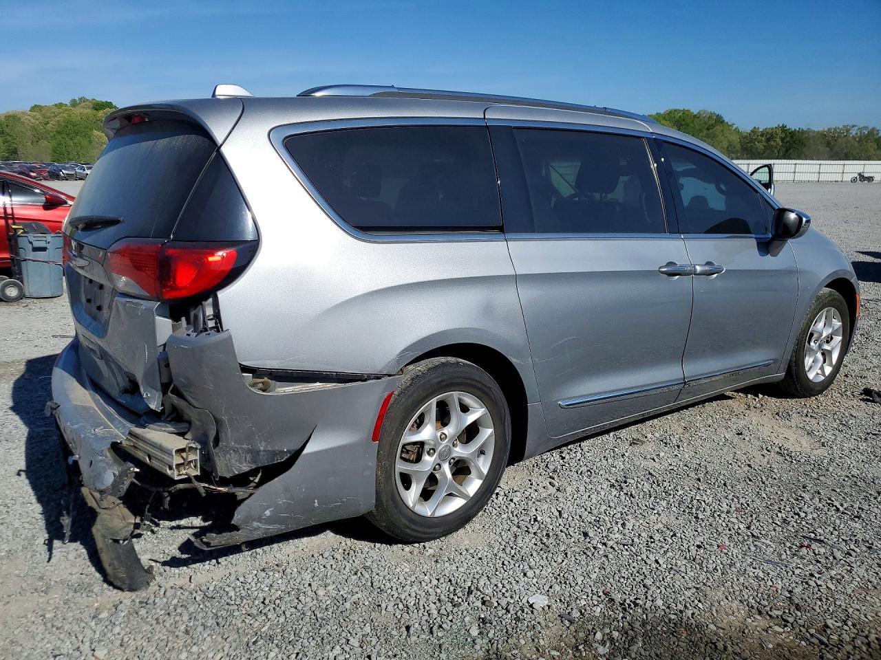 2019 Chrysler Pacifica - Image 3
