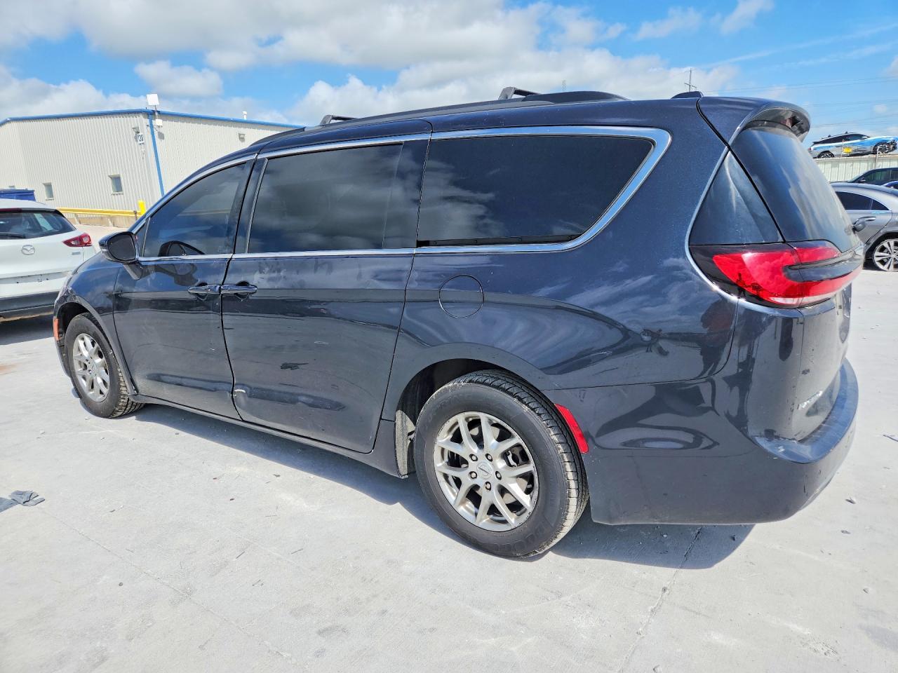 2021 Chrysler Pacifica Touring - Фото 2