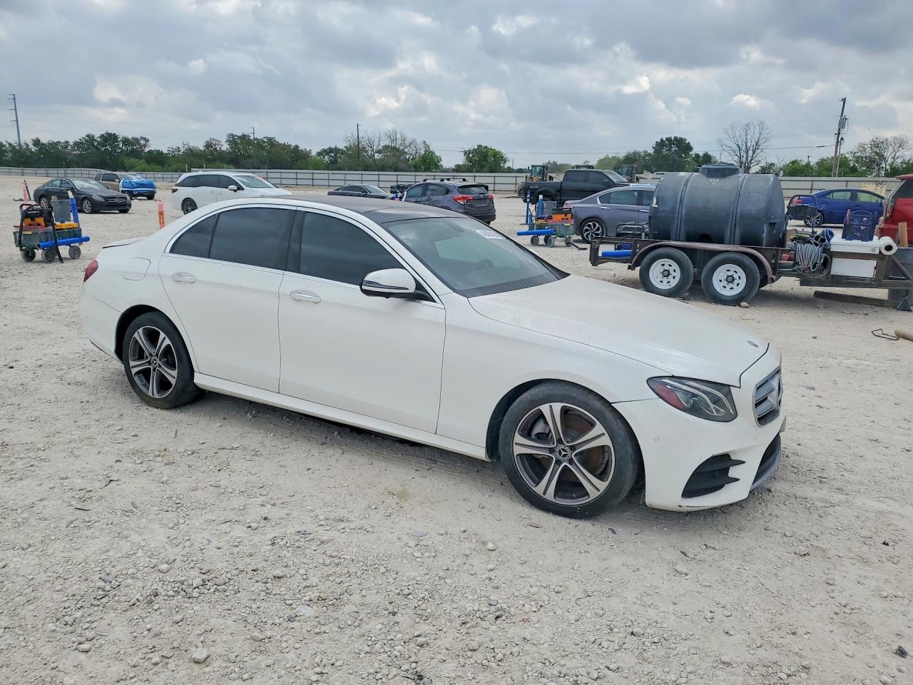 2019 Mercedes-Benz E 300 - Фото 4
