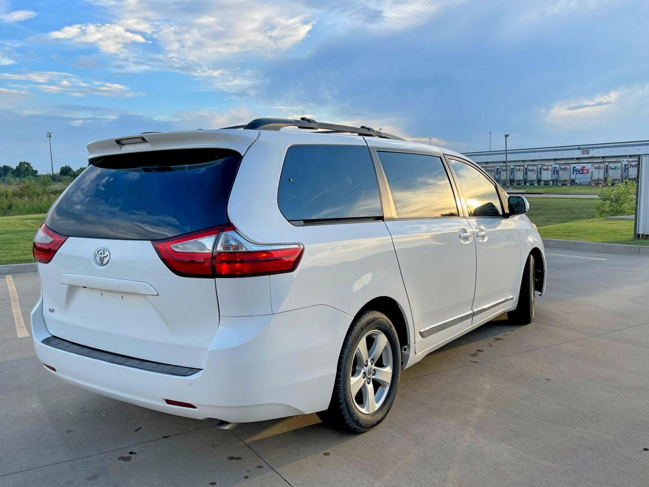 2015 Toyota Sienna Le - Фото 4