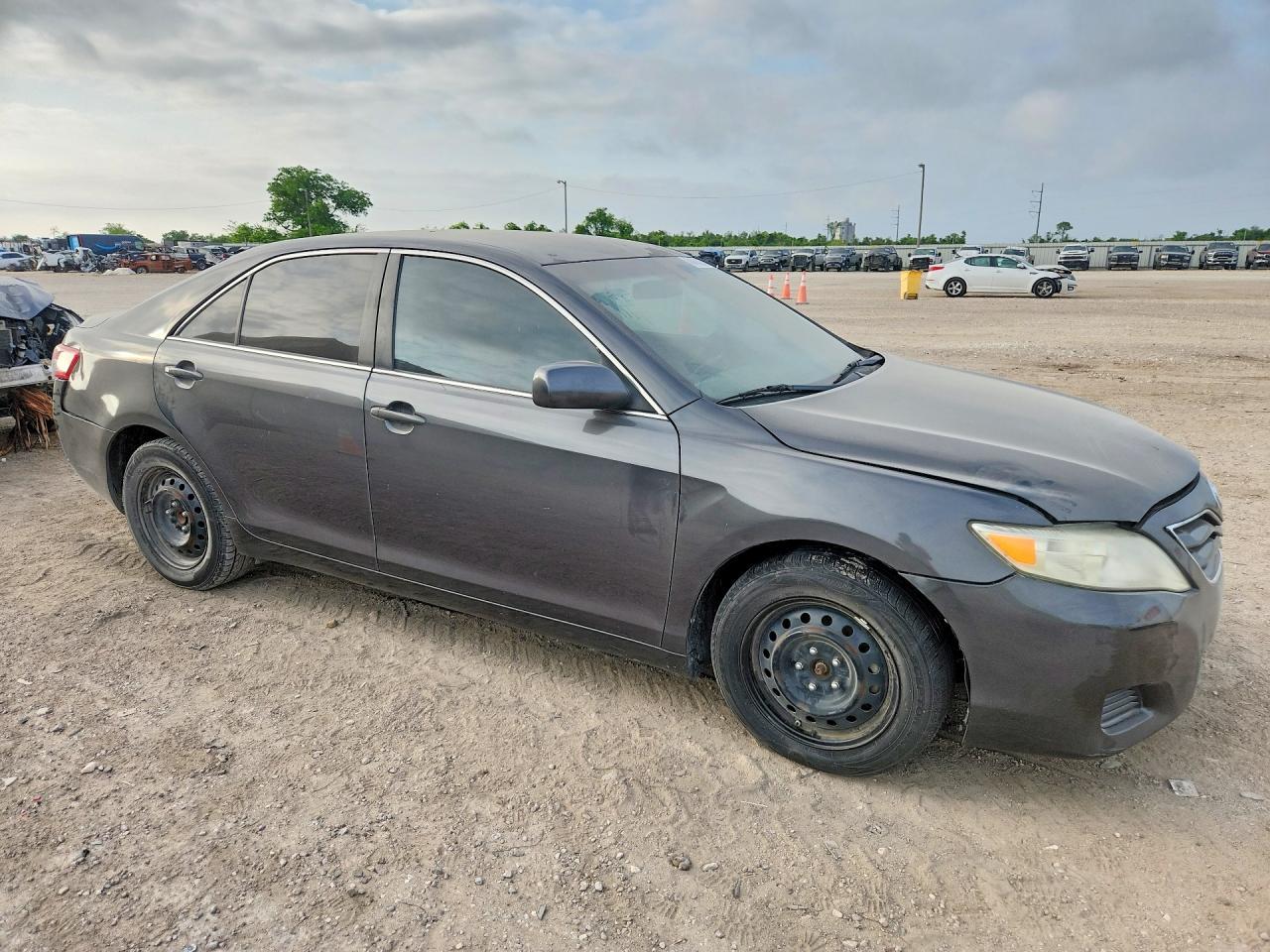 2011 Toyota Camry Le - Image 4