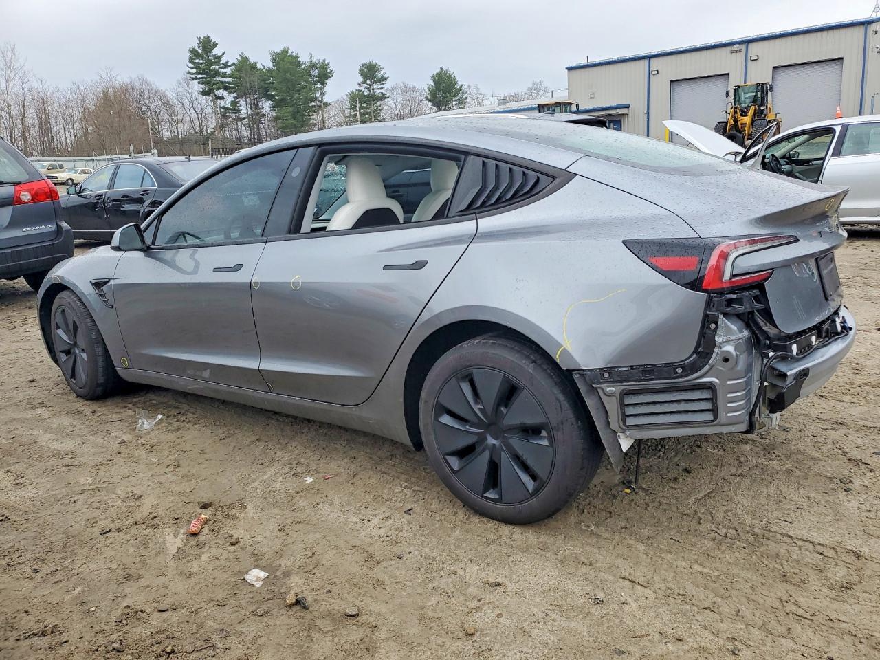2025 Tesla Model 3 - Фото 2