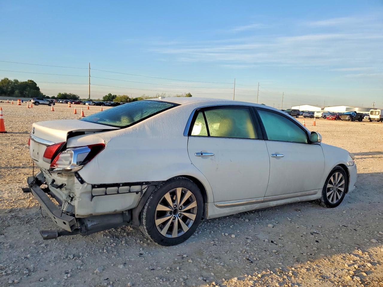 2011 Toyota Avalon Limited - Image 3