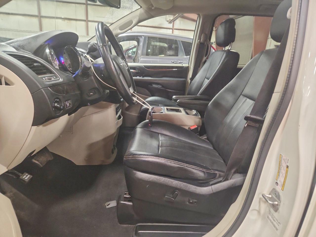 2013 Chrysler Town & Country Touring L - Image 7