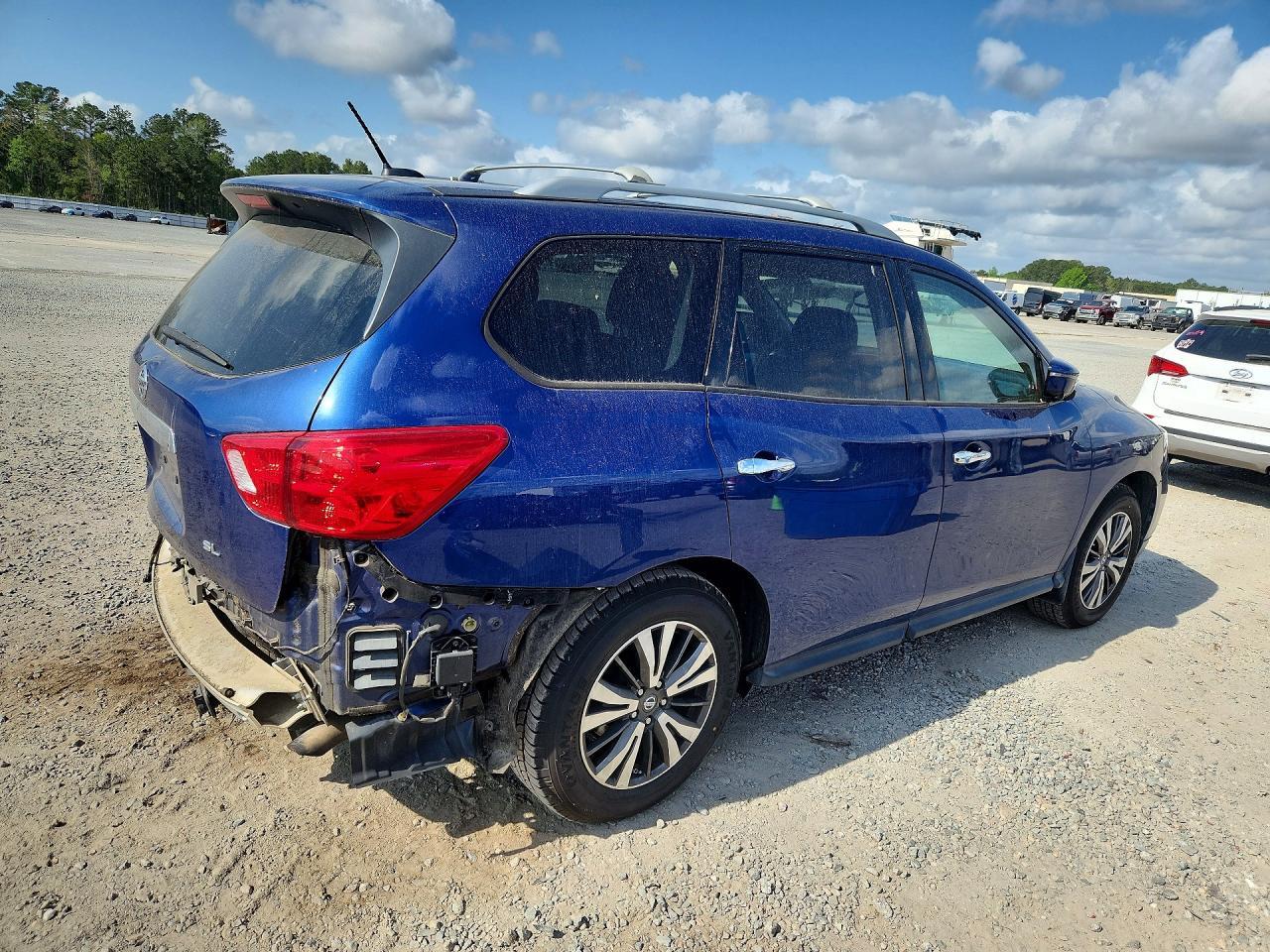 2017 Nissan Pathfinder Sl - Image 3
