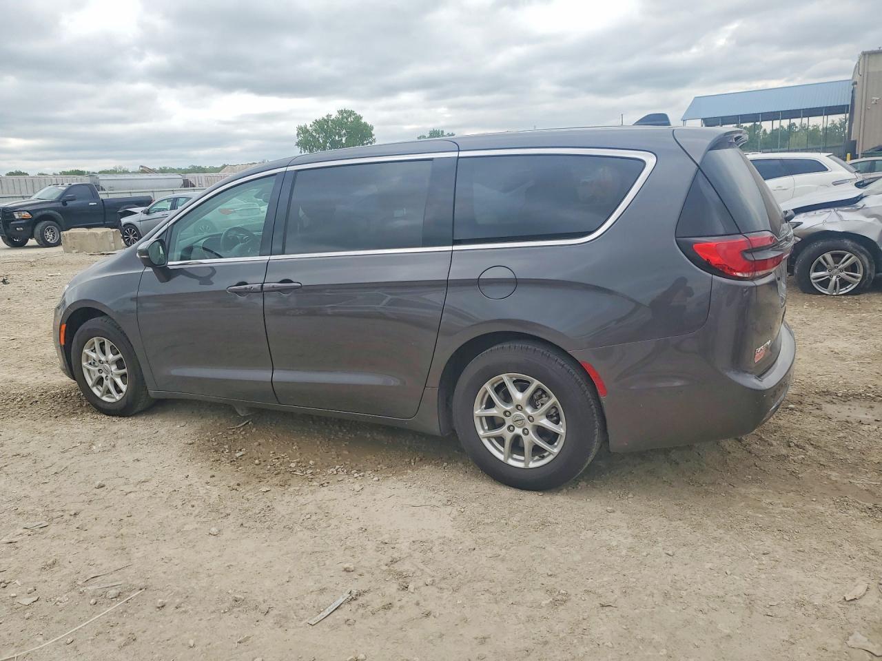 2023 Chrysler Pacifica Touring L - Image 2