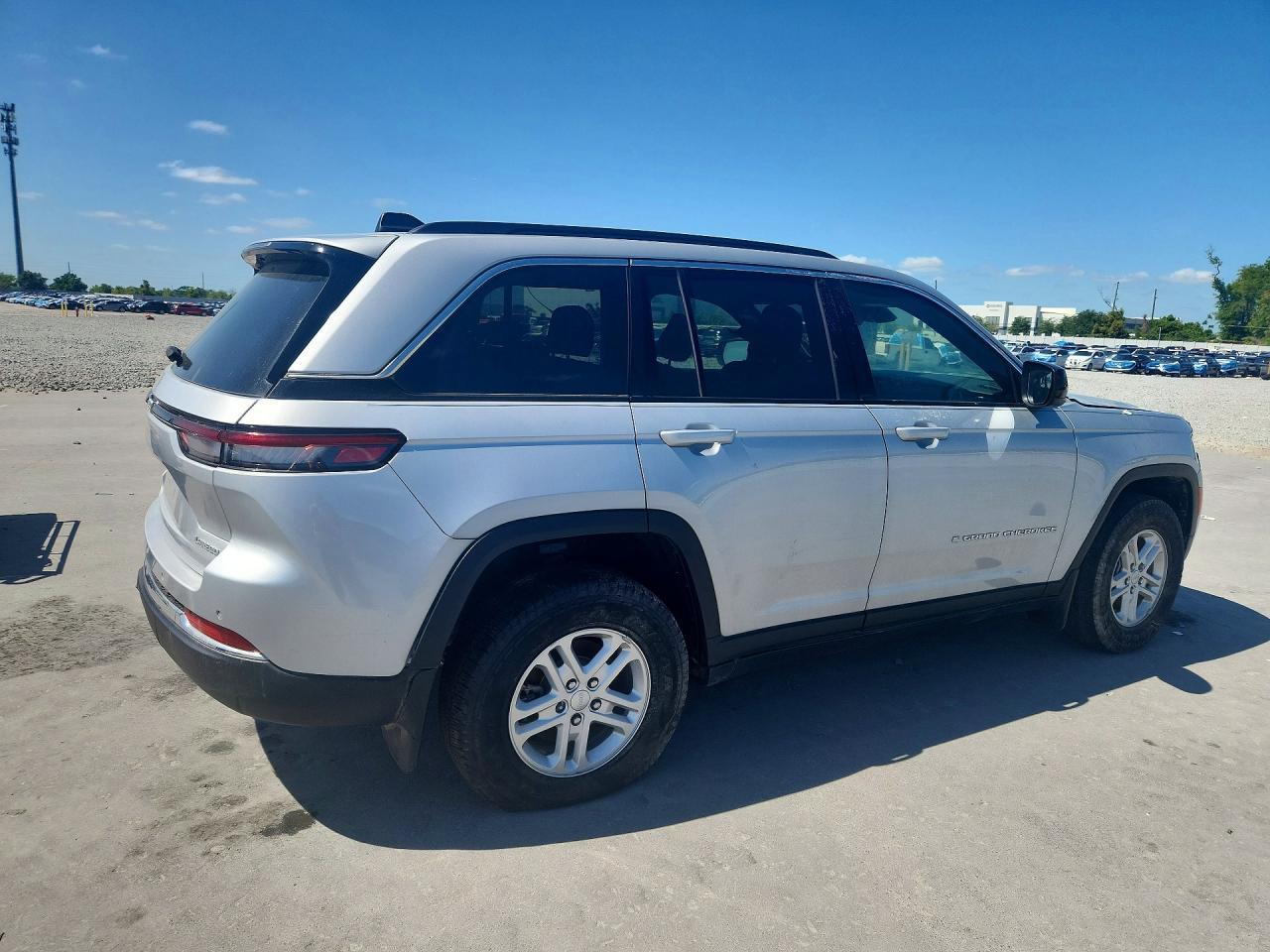 2025 Jeep Grand Cherokee Laredo - Image 3