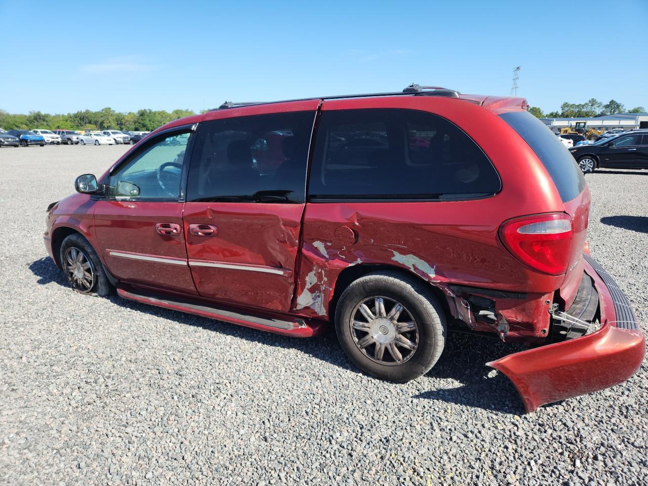 2005 Chrysler Town & Country Touring - Image 2