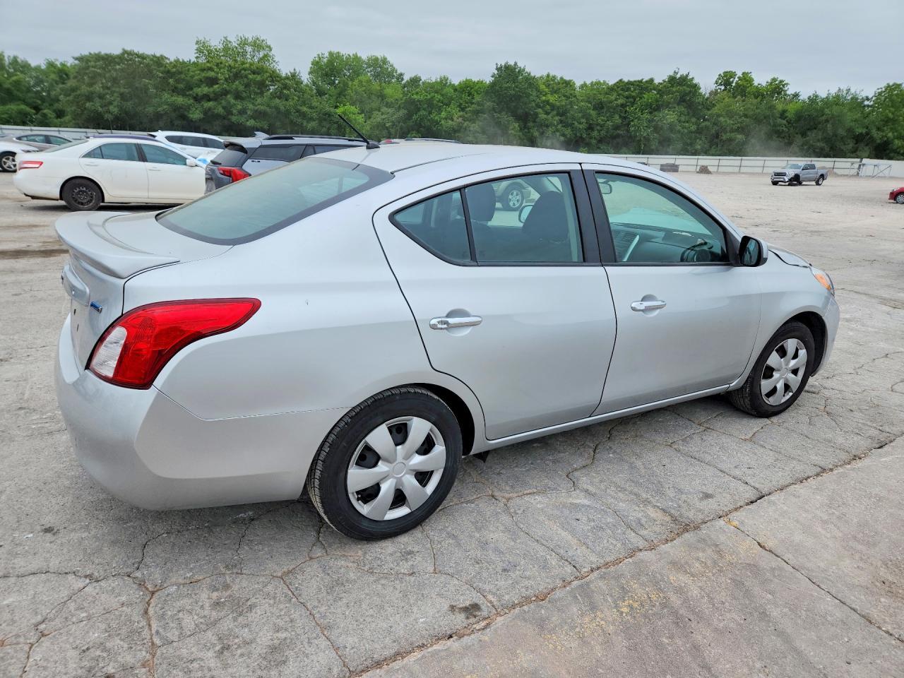 2014 Nissan Versa S - Фото 3