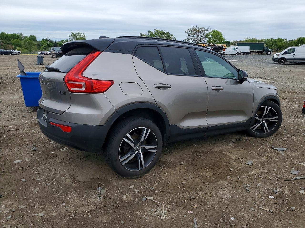 2022 Volvo Xc40 T5 R-Design - Image 3