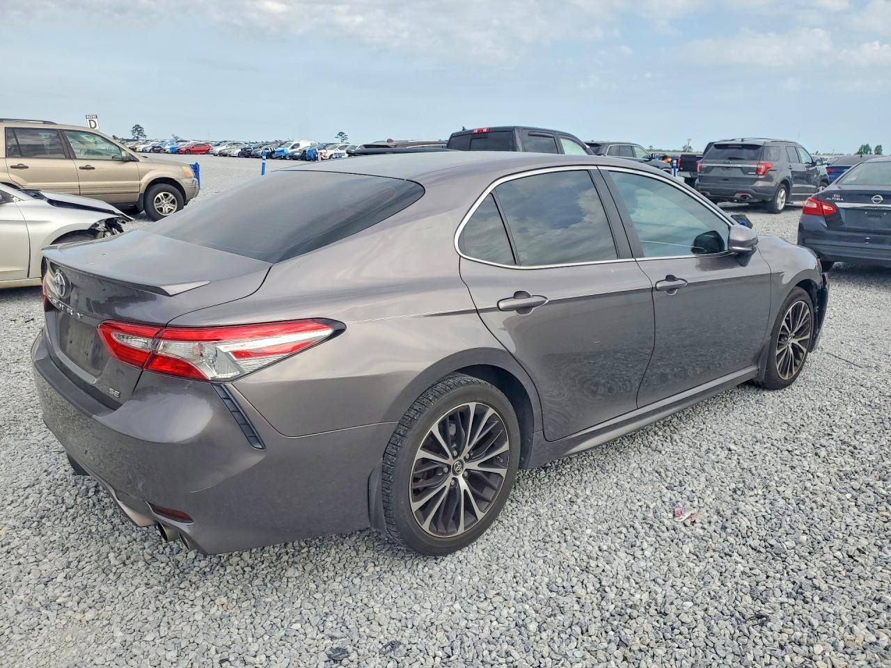 2018 Toyota Camry Se - Image 3