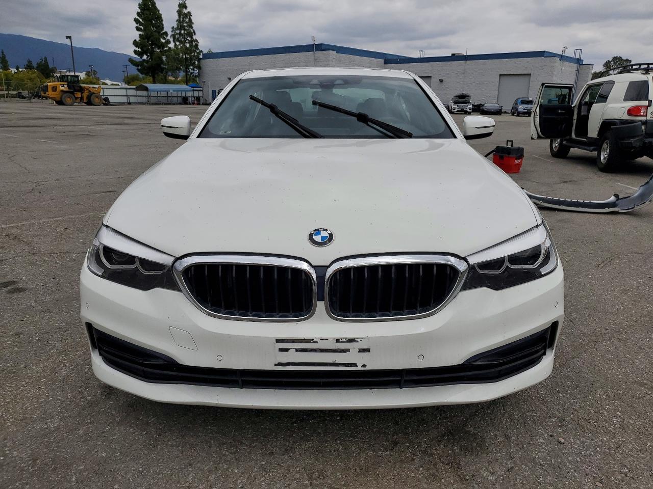 2019 BMW 530 I - Image 5