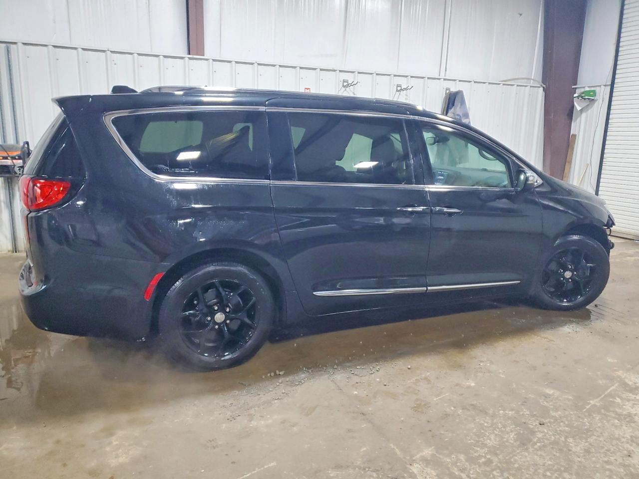 2018 Chrysler Pacifica Limited - Image 3